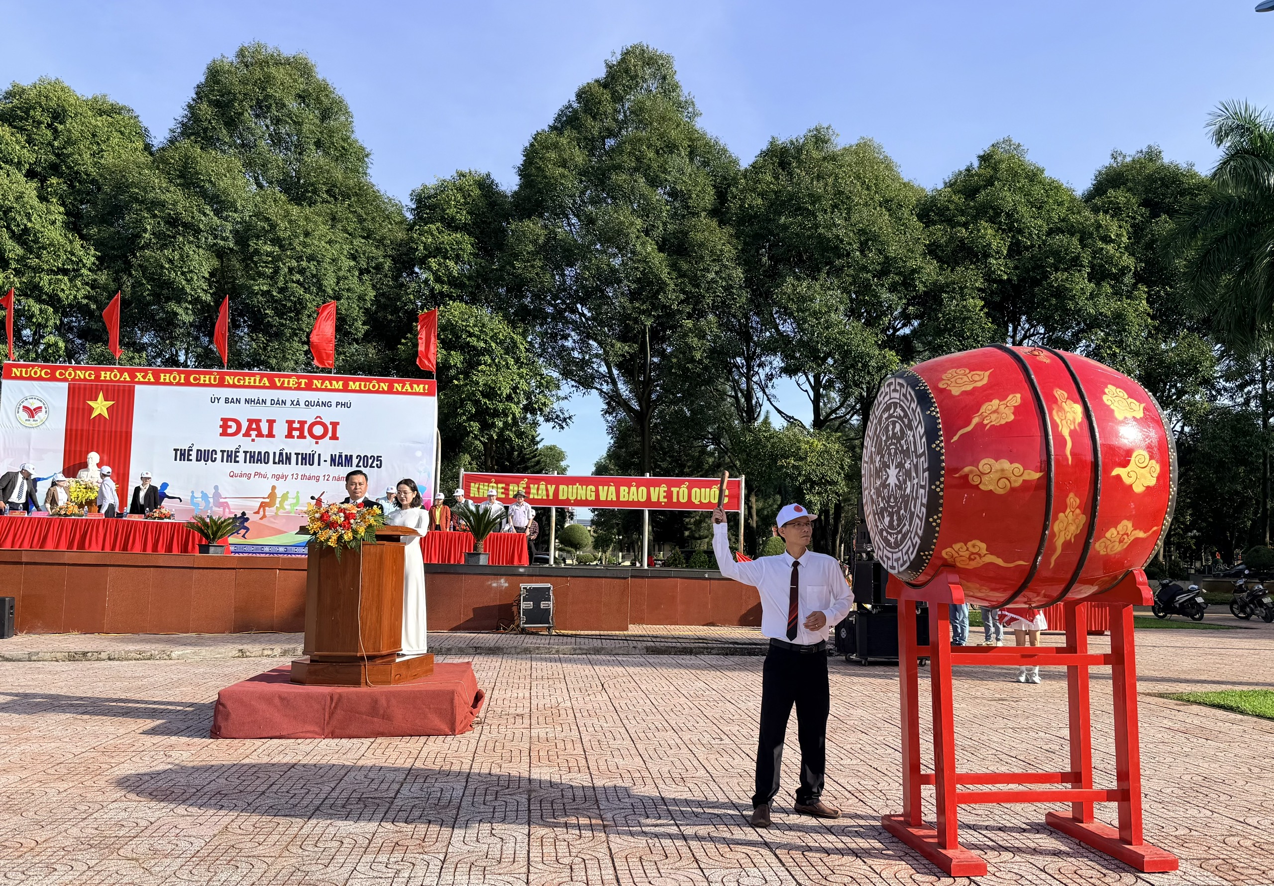 đồng chí Nguyễn Tự Do – Phó Chủ tịch UBND xã đã đánh trống khai mạc Đại hội 